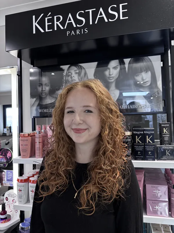 Mia, Salon Assistant at Magnifique